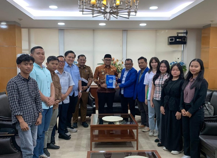 Pengurus GAMKI Kukar bersama Bupati Kukar, dr. Aulia Rahman Basri. (Dok. GAMKI Kukar)