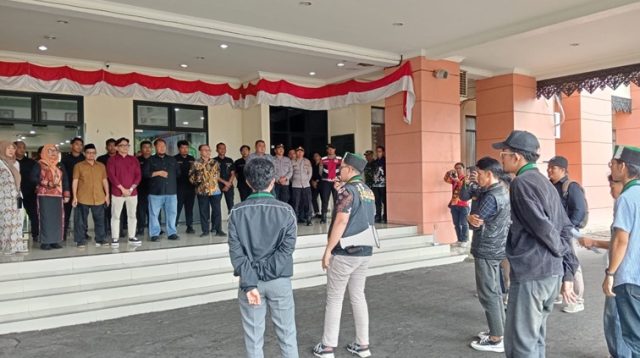Aksi demonstrasi HMI Kukar di DPRD Kukar, Kamis, (23/7/26). (M. As'ari/Lingkarkaltim)