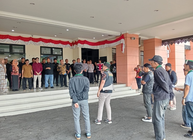 Aksi demonstrasi HMI Kukar di DPRD Kukar, Kamis, (23/7/26). (M. As'ari/Lingkarkaltim)