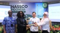 Direktur IDKN Handayani Ningrum menyerahkan cenderamata kepada National Coordinator Nassco Nigeria Olotu Olufunmilola, disaksikan Dirjen Dukcapil Kemendagri Teguh Setyabudi dan Permanent Secretary Olubunmi Olusanya. (Foto: Doc. Dukcapil/Lukman)