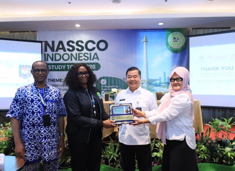 Direktur IDKN Handayani Ningrum menyerahkan cenderamata kepada National Coordinator Nassco Nigeria Olotu Olufunmilola, disaksikan Dirjen Dukcapil Kemendagri Teguh Setyabudi dan Permanent Secretary Olubunmi Olusanya. (Foto: Doc. Dukcapil/Lukman)
