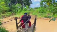 Tangkapan layar video viral yang memperlihatkan perjuangan anak-anak SD di RT 9 Dusun Damai, Desa Santan Ulu, saat menyeberangi sungai menggunakan kereta gantung rakitan. (Dok. Facebook Arian)