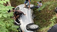 Kondisi mobil masuk ke jurang di jalam poros arah samboja barat, Selasa (21/7/26). (Doc. Satlantas Polres Kukar)
