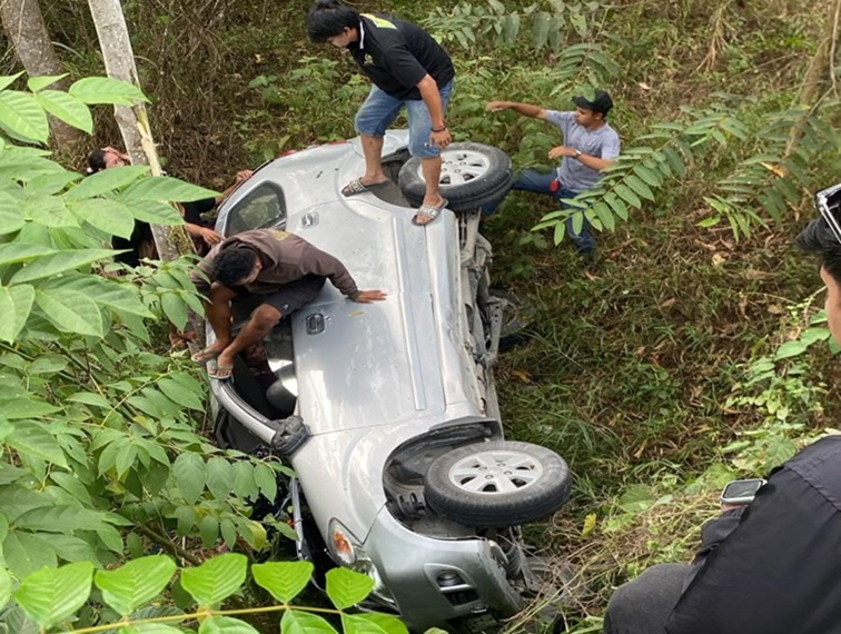 Kondisi mobil masuk ke jurang di jalam poros arah samboja barat, Selasa (21/7/26). (Doc. Satlantas Polres Kukar)