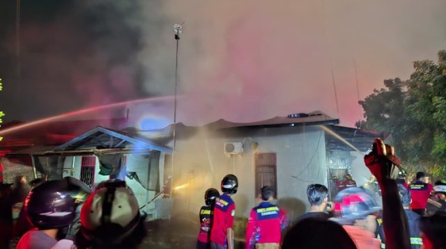 Kebakaran di Jalan Belida 1 RT 7 Blok B No.85, Tenggarong, Senin (20/7/26). (Dilla/lingkarkaltim)