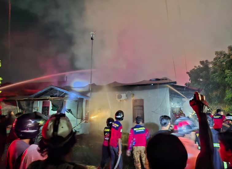 Kebakaran di Jalan Belida 1 RT 7 Blok B No.85, Tenggarong, Senin (20/7/26). (Dilla/lingkarkaltim)