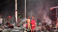 Proses pemadaman api di pasar tradisional Kec. Muara Jawa, Jalan Ahmad Yani, Jumat (24/7/26). (Doc. Disdamkarmatan Kukar)
