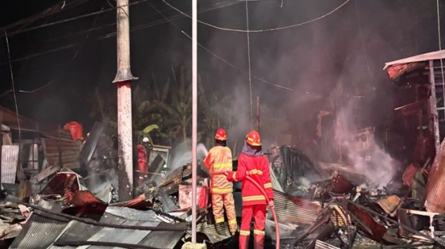 Proses pemadaman api di pasar tradisional Kec. Muara Jawa, Jalan Ahmad Yani, Jumat (24/7/26). (Doc. Disdamkarmatan Kukar)