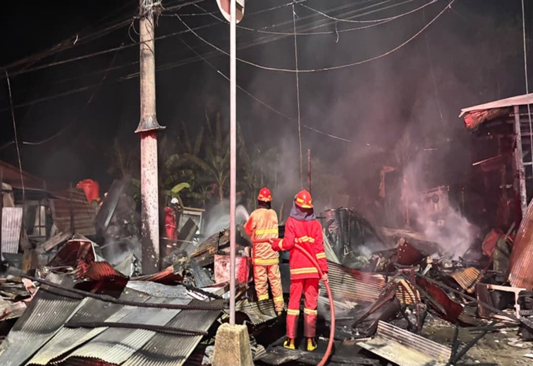Proses pemadaman api di pasar tradisional Kec. Muara Jawa, Jalan Ahmad Yani, Jumat (24/7/26). (Doc. Disdamkarmatan Kukar)