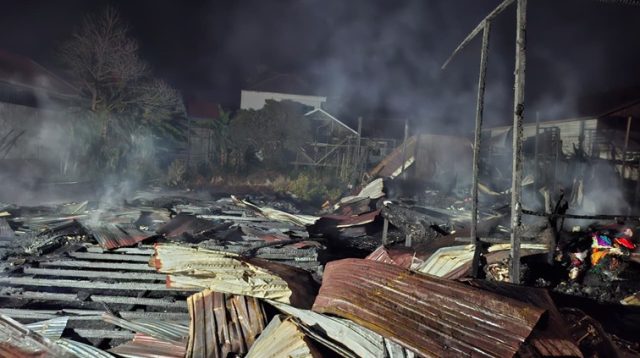 Kondisi pendinginan pasca kebakaran, di Gang Raul RT 7, Belida 1, Tenggarong, Senin (20/7/26).