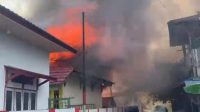 Bangunan sekolah SDN 002 Loa Janan, Desa Purwajaya dilalap api, Rabu (15/7/26). (Doc. Screenshot)
