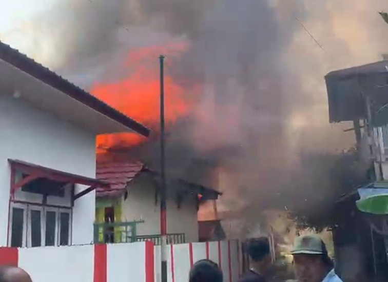 Bangunan sekolah SDN 002 Loa Janan, Desa Purwajaya dilalap api, Rabu (15/7/26). (Doc. Screenshot)