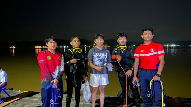 Tim penyelamat dari Disdamkarmatan Kukar berhasil mendapati hp korban dan menyerahkan ke korban, Kamis (30/7/26). (Doc. Disdamkarmatan Kukar)