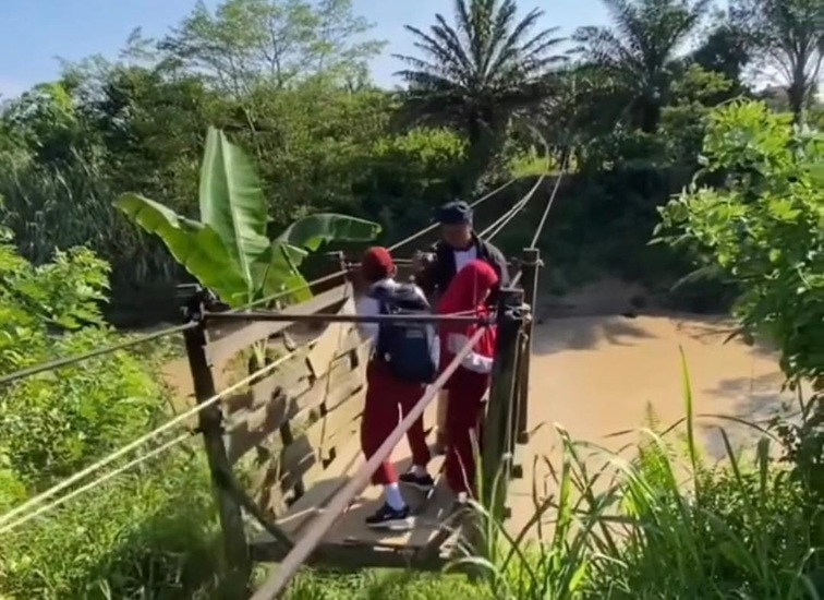 Anak SD menarik tali kereta gantung menuju ke Sekolah. (Doc. Sreenshot Facebook Arian)