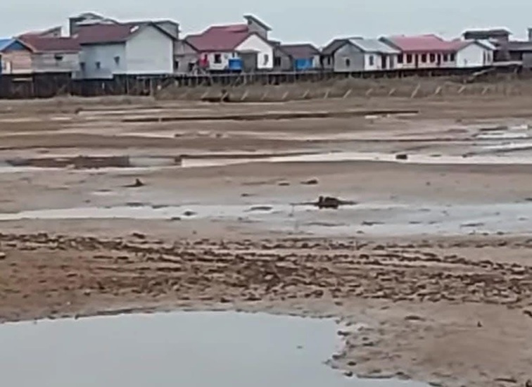 Kondisi danau di sekitar pemukiman warga Desa Melintang, Muara Wis, yang mengering (Doc. Facebook Kec. Muara Wis)