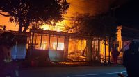 Kobaran Api Sepanjang Jalan Am.Sangaji RT.07,Jumat (17/7/26) (Dilla/lingkarkaltim)