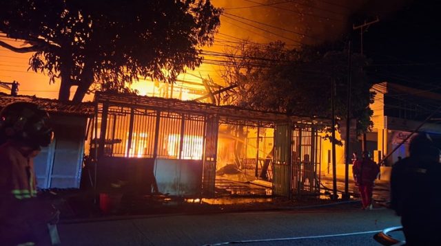 Kobaran Api Sepanjang Jalan Am.Sangaji RT.07,Jumat (17/7/26)  (Dilla/lingkarkaltim)