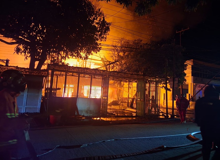 Kobaran Api Sepanjang Jalan Am.Sangaji RT.07,Jumat (17/7/26)  (Dilla/lingkarkaltim)