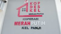 Logo Kopdes Merah Putih di Gerai Kelurahan Panji. (Lingkar Kaltim/M. As'ari)