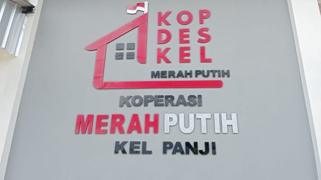 Logo Kopdes Merah Putih di Gerai Kelurahan Panji. (Lingkar Kaltim/M. As'ari)