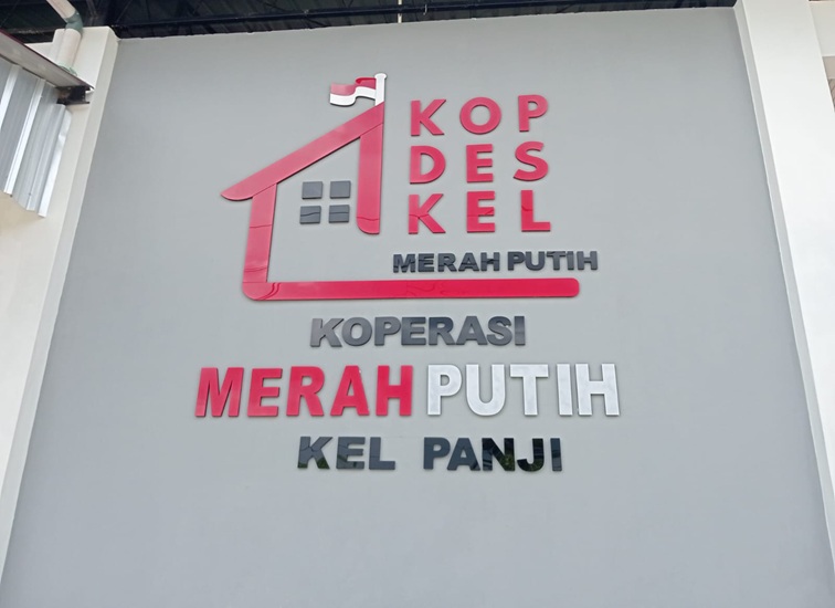 Logo Kopdes Merah Putih di Gerai Kelurahan Panji. (Lingkar Kaltim/M. As'ari)