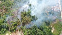 Terlihat kabut asap membakar lahan dari atas pantauan drone, Jumat (10/7/26). (Doc. Rahman)