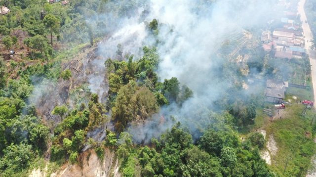Terlihat kabut asap membakar lahan dari atas pantauan drone, Jumat (10/7/26). (Doc. Rahman)