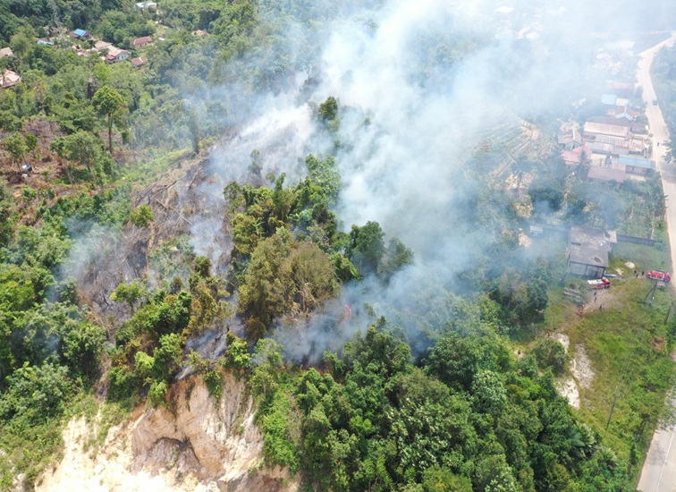 Terlihat kabut asap membakar lahan dari atas pantauan drone, Jumat (10/7/26). (Doc. Rahman)
