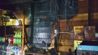 Ruko kayu hangus terbakar dan dipadamkan oleh Redkar Bakungan, Kamis (2/7/26).