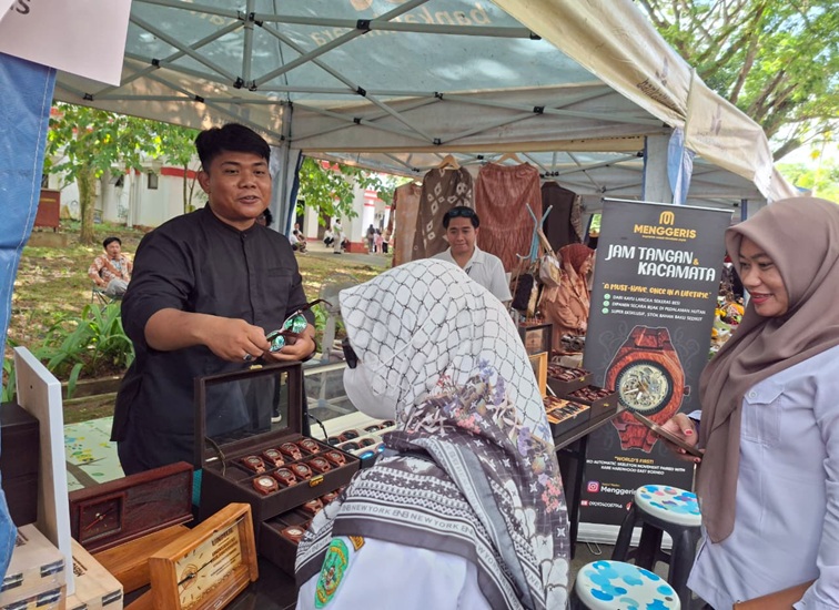 Stan Expo Jam Tangan dan Kacamata Menggeris, Tenggarong, Rabu (29/7/26). (Dilla/lingkarkaltim)