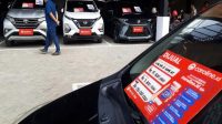 Pengunjung memilih kendaraan roda empat di sela pembukaan showroom mobil baru dan bekas caroline.id, di Serpong,Tangerang