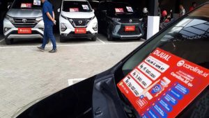 Pengunjung memilih kendaraan roda empat di sela pembukaan showroom mobil baru dan bekas caroline.id, di Serpong,Tangerang