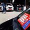 Pengunjung memilih kendaraan roda empat di sela pembukaan showroom mobil baru dan bekas caroline.id, di Serpong,Tangerang