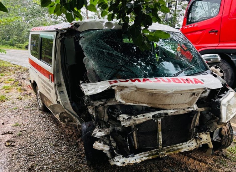 Kondisi Ambulance muara muntai sehabis tabrak Truk LPG, Kel. Loa Ipuh Darat, Tenggarong, Rabu (22/7/26).