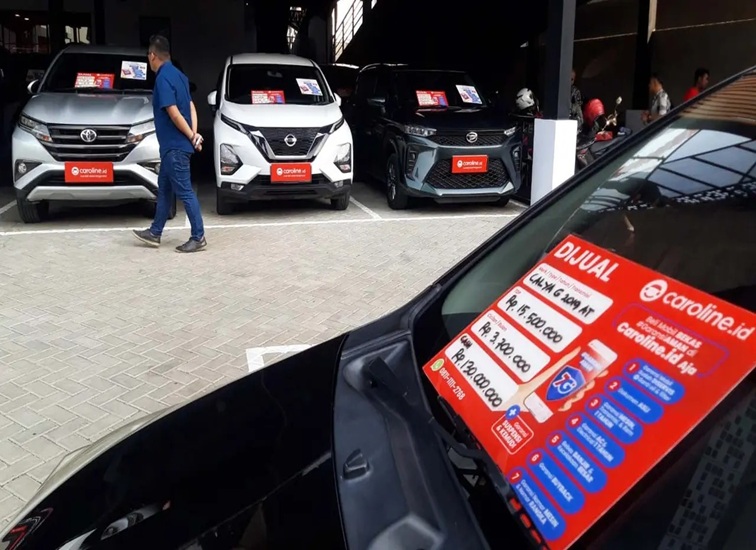 Pengunjung memilih kendaraan roda empat di sela pembukaan showroom mobil baru dan bekas caroline.id, di Serpong,Tangerang