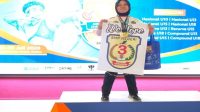 Khairunnisa yang naik podium kejuaraan Cabor Panahan tingkat nasional. (Dok. SMP Negeri 3 Tenggarong)