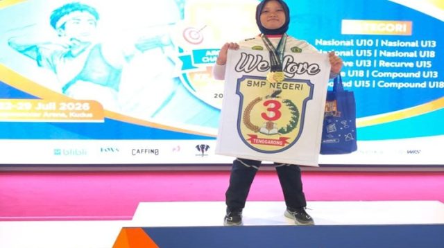 Khairunnisa yang naik podium kejuaraan Cabor Panahan tingkat nasional. (Dok. SMP Negeri 3 Tenggarong)