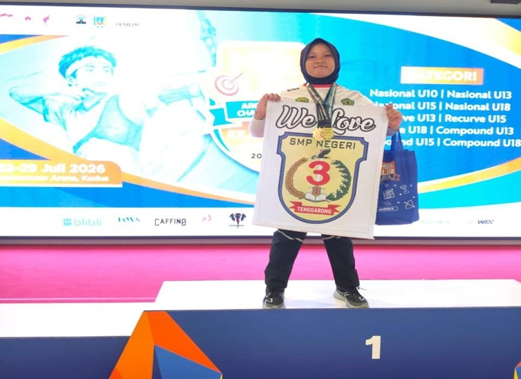 Khairunnisa yang naik podium kejuaraan Cabor Panahan tingkat nasional. (Dok. SMP Negeri 3 Tenggarong)