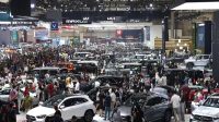 Pameran otomotif GIIAS dipadati pengunjung yang antusias melihat berbagai kendaraan terbaru dari beragam merek ternama.