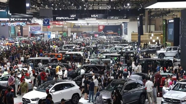 Pameran otomotif GIIAS dipadati pengunjung yang antusias melihat berbagai kendaraan terbaru dari beragam merek ternama.