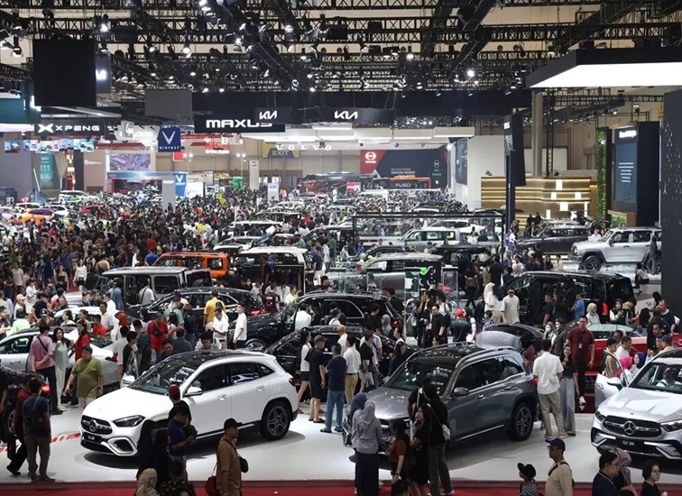 Pameran otomotif GIIAS dipadati pengunjung yang antusias melihat berbagai kendaraan terbaru dari beragam merek ternama.