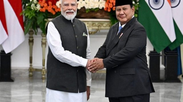 Menpora RI, Erick Thohir, mendampingi Presiden Prabowo Subianto dalam jamuan santap siang kenegaraan untuk Perdana Menteri (PM) India, Narendra Modi di Istana Negara, Jakarta, Selasa (7/7/26)