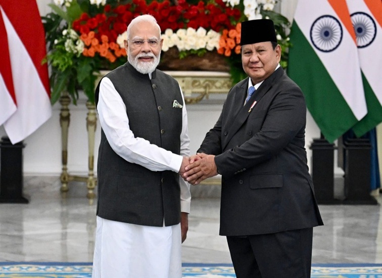 Menpora RI, Erick Thohir, mendampingi Presiden Prabowo Subianto dalam jamuan santap siang kenegaraan untuk Perdana Menteri (PM) India, Narendra Modi di Istana Negara, Jakarta, Selasa (7/7/26)