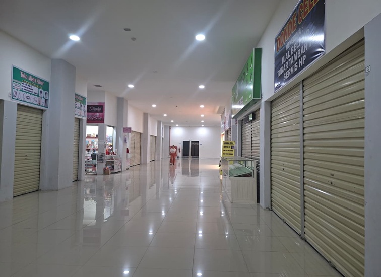 Lapak Lantai 2 yang terlihat sepi pengunjung dan beberapa kios tutup, Rabu (8/7/26). (Dilla/lingkarkaltim)