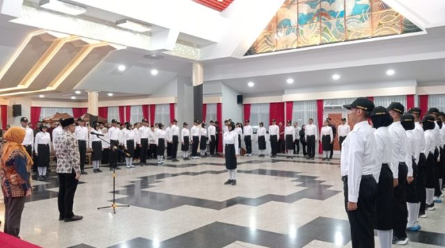 Puluhan Calon Paskibraka Kukar 2026 yang diresmikan oleh Bupati Kukar dr. Aulia Rahman Basri, Sabtu (25/7/2026). (M. As'ari/Lingkarkaltim)