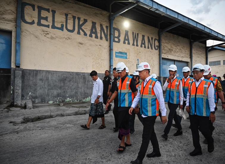 Menteri Perhubungan, Dudy Purwagandhi saat meninjau Pelabuhan Celukan Bawang, di Kabupaten Buleleng, Bali, Kamis (9/7/2026)