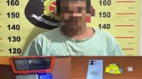 Pelaku beserta barang bukti yang diamankan polsek kembang janggut, Senin (20/7/26). (Doc. Humas Polres Kukar)