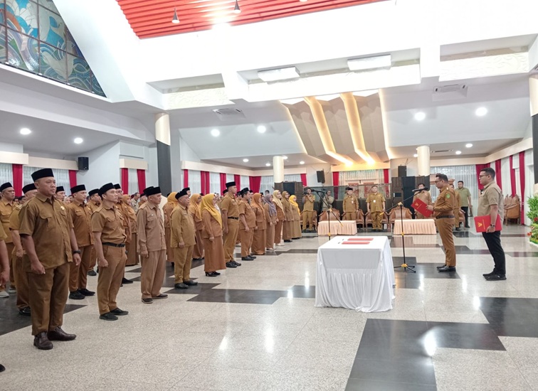 Pelantikan puluhan pejabat Administrator dan Pengawas di lingkungan Pemkab Kukar, Senin (27/7/2026). (M. As'ari/Lingkarkaltim).