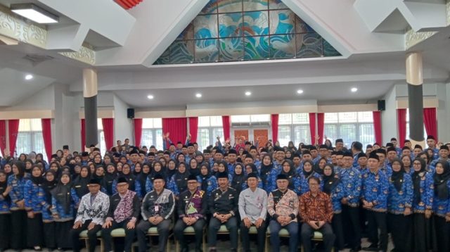 Pelantikan ratusan kepala sekolah dan pejabat fungsional di berbagai OPD Kukar. (Lingkar Kaltim/M. As'ari)