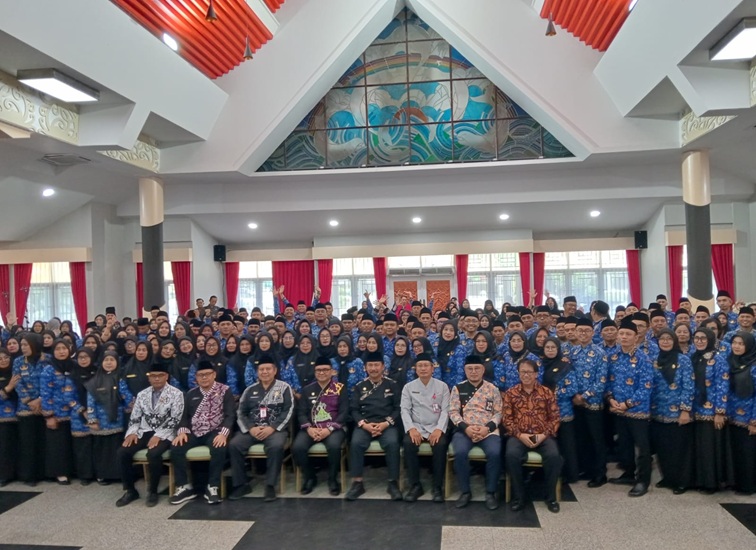 Pelantikan ratusan kepala sekolah dan pejabat fungsional di berbagai OPD Kukar. (Lingkar Kaltim/M. As'ari)